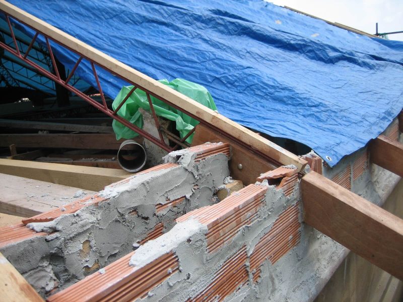 particolare sporgenze con passafuori in legno