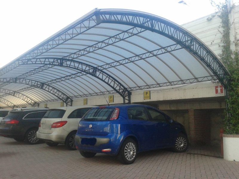 pensilina-in-acciaio-per-parcheggi-protezione-dagli-agenti-atmosferici